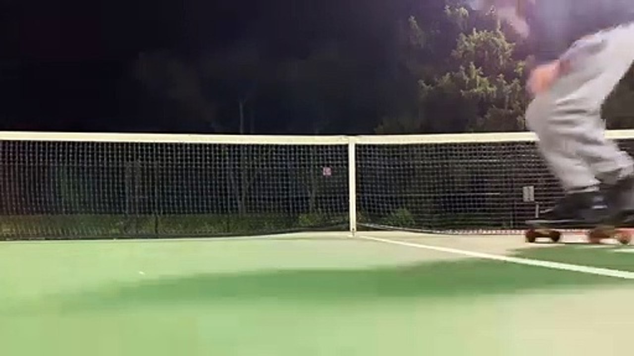 Skateboard : il tente un saut par dessus un filet de tennis ! Raté...