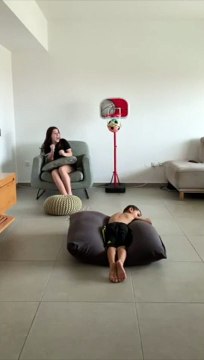 Regardez le panier de basket fou marqué par cet enfant allongé !