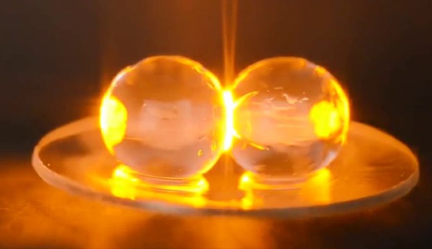 Mira lo que pasa cuando metes uvas en el microondas