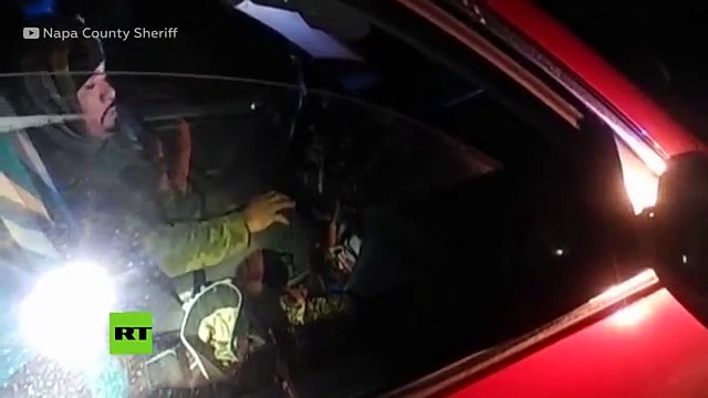 Mujer policía esquiva un disparo y mata a tiros al conductor del coche que la atacó