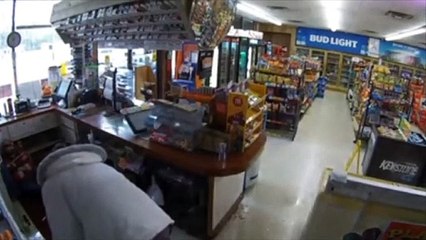 Este “angelito” asalta una tienda, envuelve a una mujer con cinta adhesiva y la prende fuego