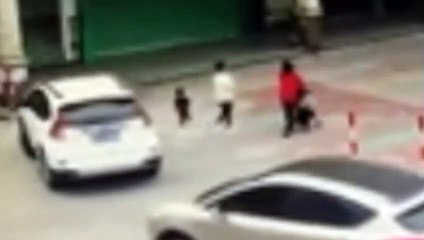 Peatones levantan un coche para salvar a una niña de dos años que fue atropellada