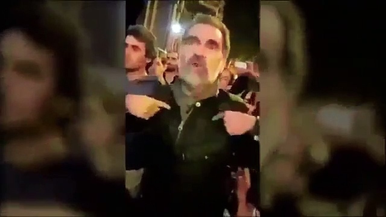 El violento vídeo de dos segundos que destroza para siempre el 'pacifismo' de los presos golpistas