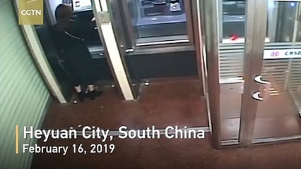 Este ladrón se compadece de su víctima y le devuelve el dinero al ver el saldo de su cuenta