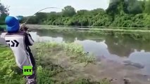 Estos dos jóvenes pescaban en un río cuando fueron sorprendidos por un cocodrilo