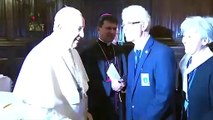 El papa Francisco retira insistentemente la mano para evitar que los fieles besen su anillo