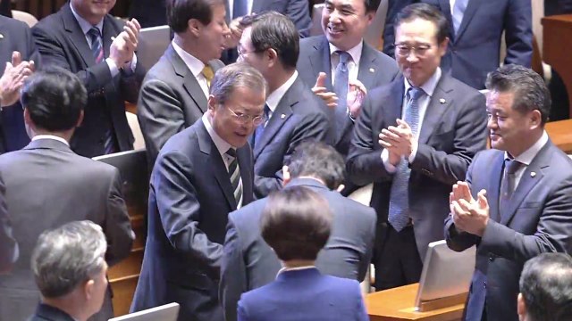 [현장영상] 문재인 대통령, 네 번째 국회 시정연설 위해 입장 / YTN