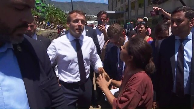 Je ne vais rien faire avec Marine Le Pen. Moi, je suis dans l'action. À La Réunion, Emmanuel Macron répond à une femme qui l'interpelle