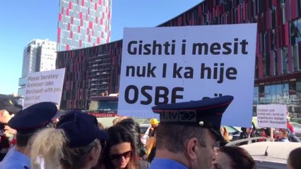 "Gishti i mesëm nuk i ka hije OSBE-së"/ Gratë e Astirit protestojnë kundër ambasadorit Borchard