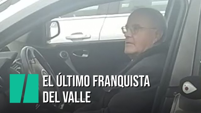 Un hombre pone banda sonora y aparca su coche con el himno frente al Valle de los Caidos