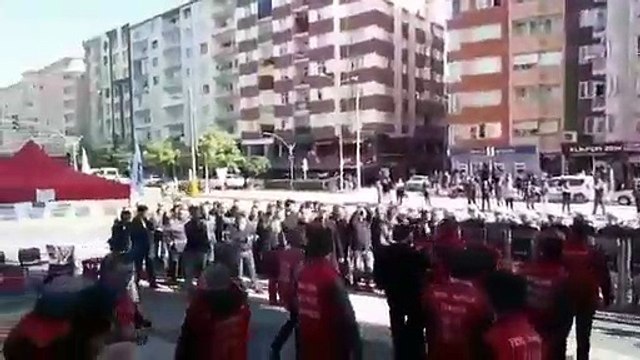 Maaşlarını alamadıkları için Eskişehir’den Ankara’ya yürüyen metal işçilerine polis müdahalesi: 32 kişi gözaltında