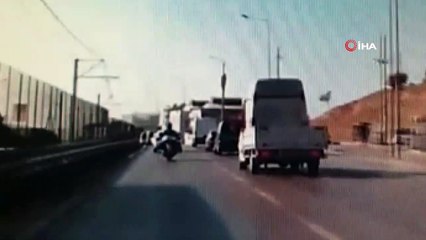 Önündeki aracı sollamak istedi, kontrolden çıkıp seyir halindeki motosiklete vurdu...Kaza anı kamerada