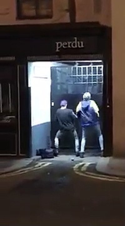 Un troupo de fille méga ivres qui s'éclate en plein publique