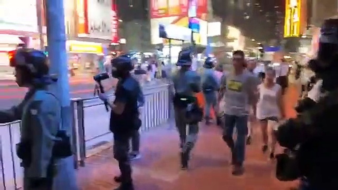 元朗大馬路 多名黑警攔截  色魔 卓幫辦 要求她除下口罩