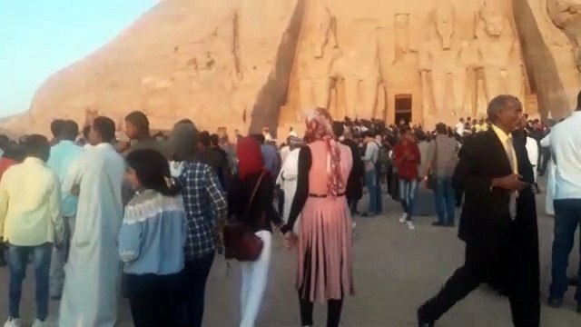 الآلاف يتابعون ظاهرة تعامد الشمس على قدس الأقداس بأبو سمبل