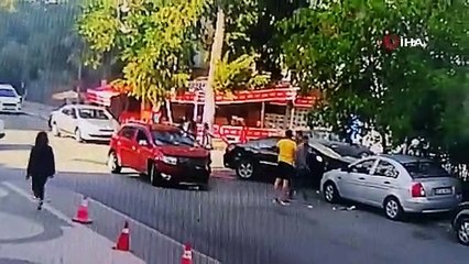 Kontrolsüz kavşakta 3 araçlı zincirleme kaza: 1 yaralı