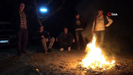 Hırsızlardan bıkan köylü, armut bahçesinde sabaha kadar nöbet tutuyor