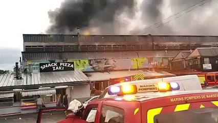 Vidéo - Marseille : un incendie au Marché aux puces, des évacuations