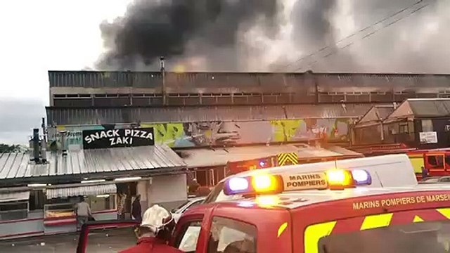 Vidéo - Marseille : un incendie au Marché aux puces, des évacuations