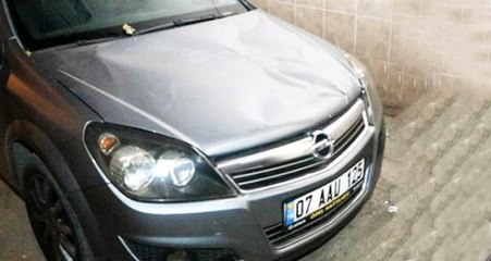 Yaşlı adam, balkondan park halindeki otomobilin üzerine düştü