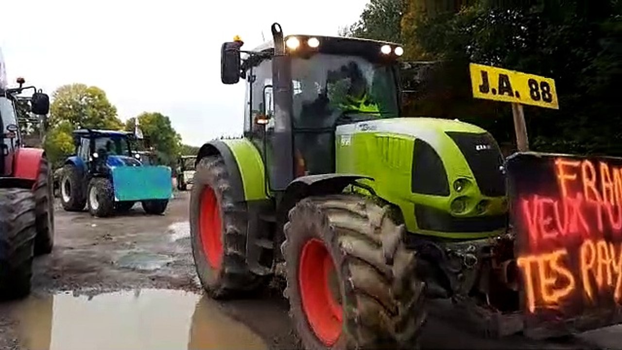 Mandres-sur-Vair : le convoi d'une vingtaine de tracteurs démarre  en direction d'Epinal