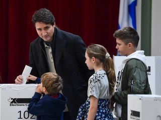 Justin Trudeau obtient un deuxième mandat mais sans majorité