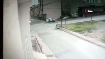 Önce anahtarı sonra otomobili çalan hırsızlar kamerada