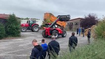 Les agriculteurs déversent du lisier devant la fédération de chasse à Épinal