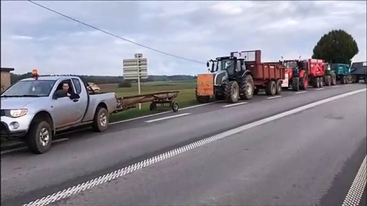Un convoi de 50 tracteurs ralentit la circulation sur la D166
