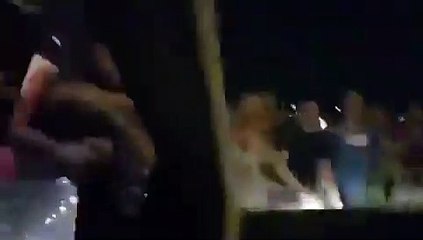 Lübnanlı eylemciler, gürültüden korkan çocuğa 'Baby Shark' şarkısını söyledi