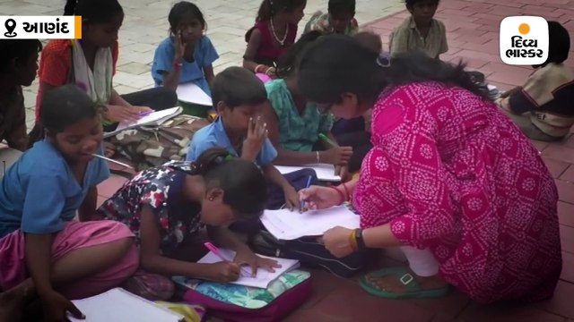 આણંદના મહિલા પ્રોફેસરની ફૂટપાથ સ્કુલ, દરરોજ દોઢ કલાક અંગ્રેજી-ગુજરાતીના ક્લાસ ચાલે છે