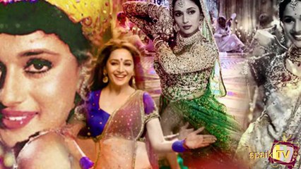 ধক ধক গার্ল মাধুরী দীক্ষিত তার কুড়িতম বিবাহ বার্ষিকী কাটালেন একটু অন্য ছন্দে. সুইমিং পুলে নেমে স্বামীকে চুম্বন করে সেলফিও তুলেছেন অভিনেত্রী।