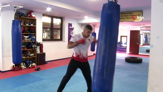 Askerden geldi, Uluslararası Kick-Boks Şampiyonası’nda iki gümüş madalya aldı
