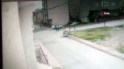 Önce anahtarı sonra otomobili çalan hırsızlar kamerada