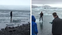 Un touriste marche sur la glace pour une photo malgré l'interdiction et se retrouve à la dérive