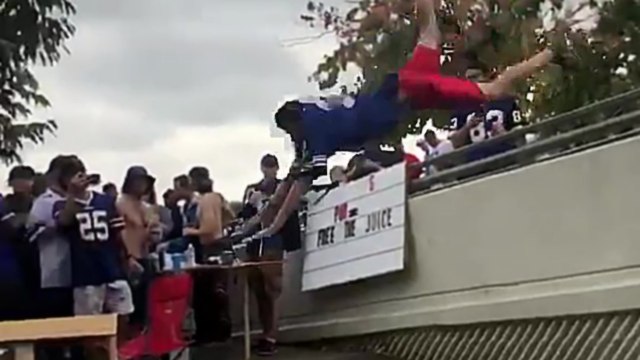 Il tente de sauter sur une table mais tombe la tête la première et se met KO tout seul