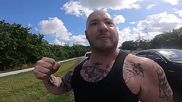 Un automobiliste frappe un motard dans son casque après un road rage