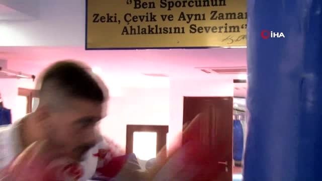 Askerden geldi, Uluslararası Kick-Boks Şampiyonası'nda iki gümüş madalya aldı