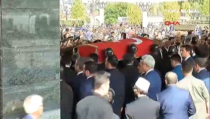 Nişanlısı gelinliğini giyerek şehidi son yolculuğuna uğurladı