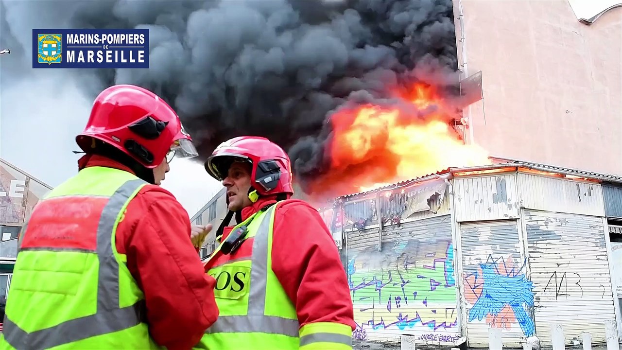 Le  feu a ravagé 300 m2 au marché aux puces de Marseille