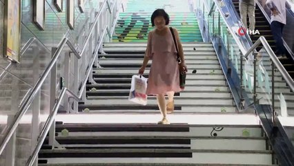 - Metro basamağından yükselen melodi sesleri