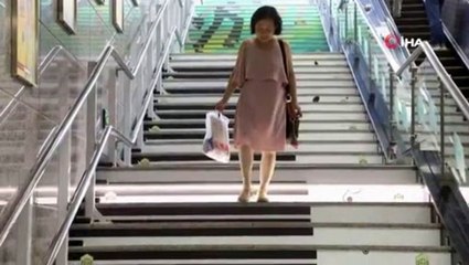 Metro basamağından yükselen melodi sesleri