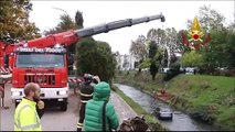 Vicenza - I VVFF recuperano un'automobile finita nel fiume Astichello (21.10.19)
