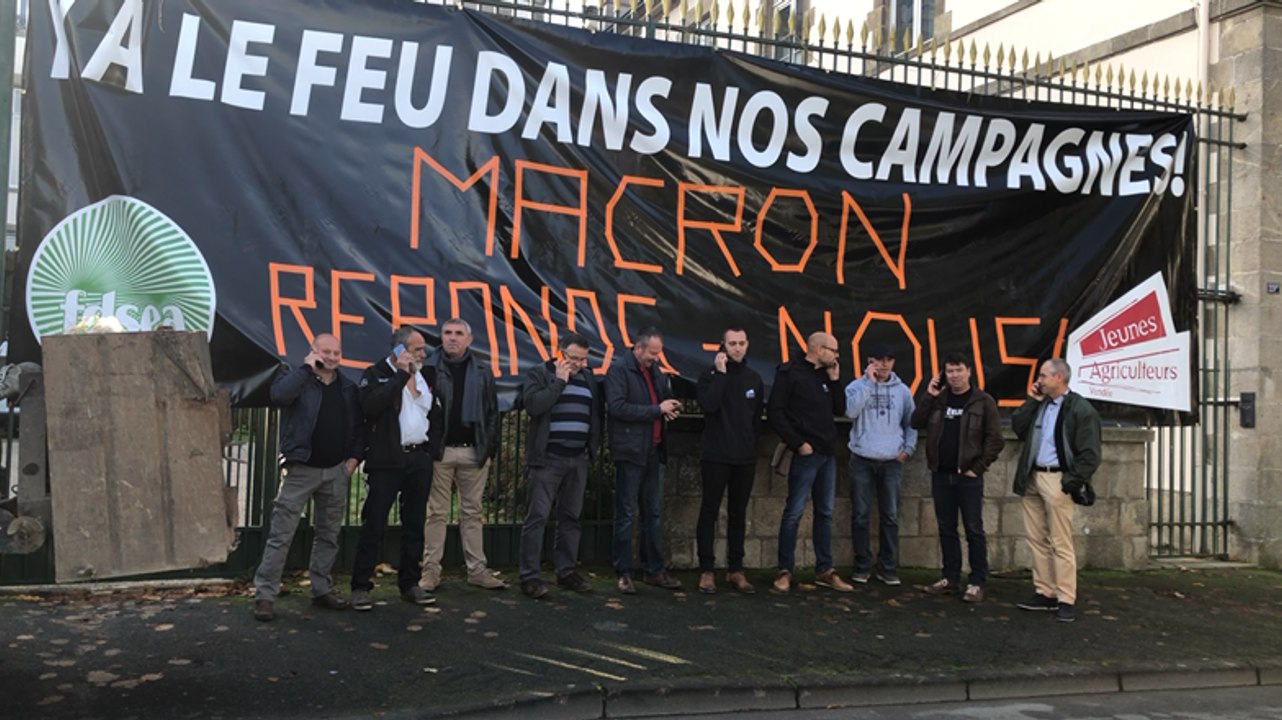 « Macron réponds nous »: Les agriculteurs de la...