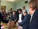 Quand Benflis, premier ministre, recevait Moumen Khalifa et Depardieu