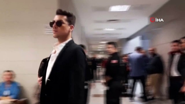 Sosyal medya fenomeni Kerimcan Durmaz, sanatçı Arto'yu Sarallar Suç Örgütü'ne şikayet ettiği iddiasıyla yargılandığı davada hakim karşısına çıkmak üzere İstanbul Adalet Sarayı'na geldi.