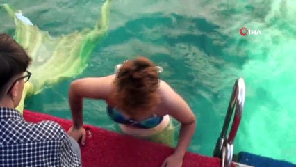 Meme kanserine karşı deniz kızı kostümüyle suya girdiler