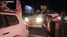 شاهد: الأكراد في شمال سوريا محبطون يرمون الجنود الأميركيين بالبطاطا وهم  ينسحبون