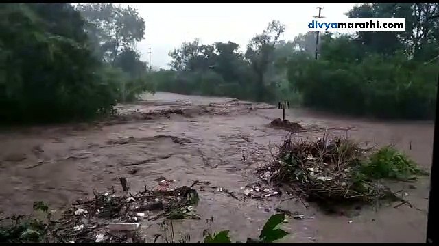 मुंढवा आणि घोडेगाव परिसरात झालेल्या जोरदार पावसामुळे पाणी गावात शिरुन वीज पुरवठा खंडित