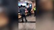 Empleados de McDonald’s! golpean brutalmente a dos hombres por negarse a pagar